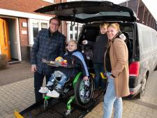 ‘Ik ga een bus voor jullie kopen’, zei onbekende weldoener tegen moeder van gehandicapte Joep (6)