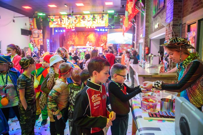 Geen radio maar een DJ met goeie carnavalsmuziek in de heuvel in Alphen. Tussendoor lekker snoep halen bij een kraam.