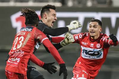 Fin de match complètement folle à Eupen: le gardien de Courtrai égalise à la dernière minute