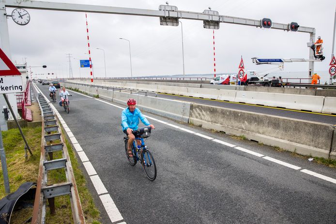In het weekeinde werden de rijstroken van de Haringvlietbrug versmald en werden nieuwe verkeersborden geplaatst.