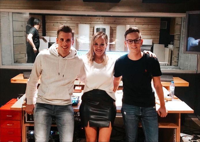 Elisabet in de studio met producers Critix en Salvo.