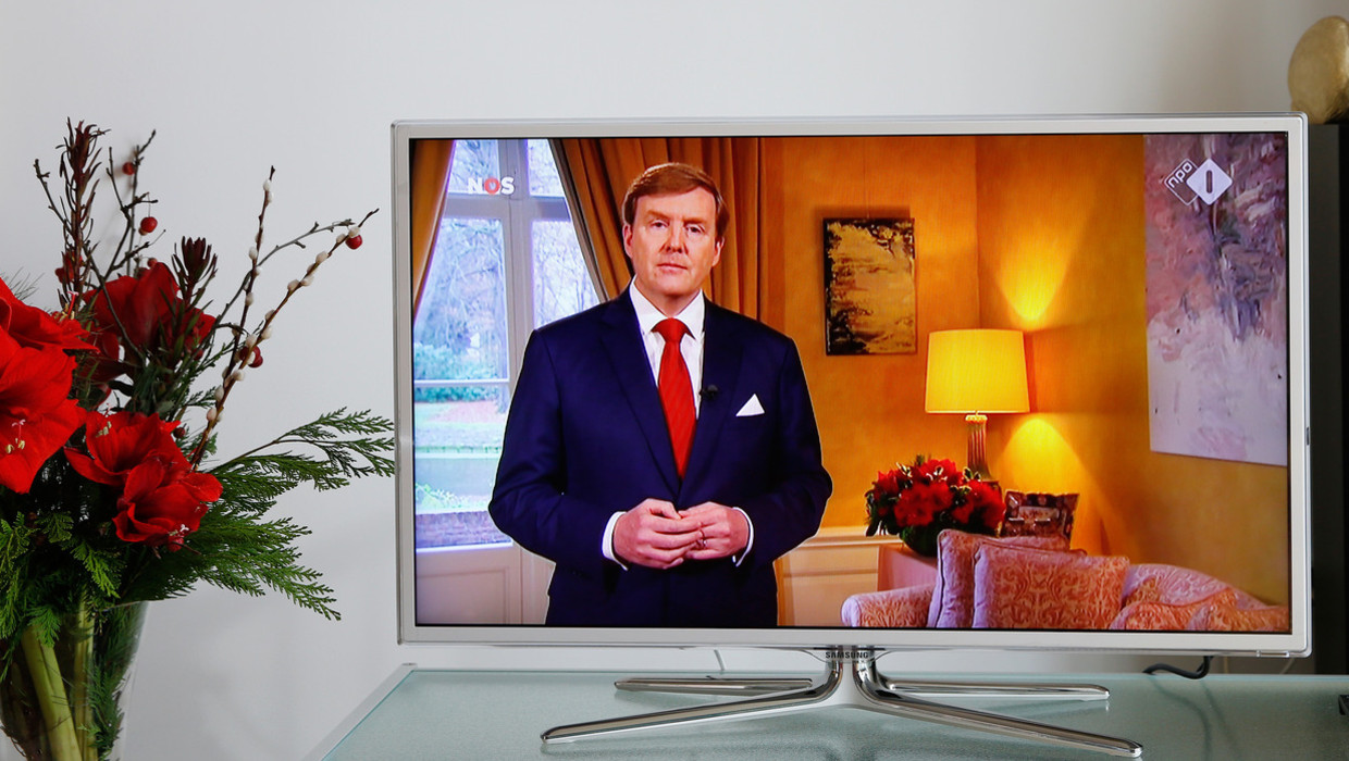 De kerstrede van koning Willem-Alexander werd via televisie en radio uitgezonden. Hij hield zijn toespraak vanuit Villa Eikenhorst in Wassenaar. Beeld anp