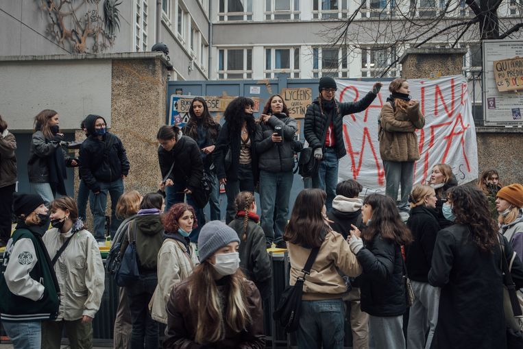 Leerlingen van het Lycée Racine in Parijs blokkeren de toegang tot de school.  Beeld Cyril Marcilhacy voor de Volkskrant