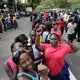 Duizenden mensen bewijzen laatste eer aan Mandela