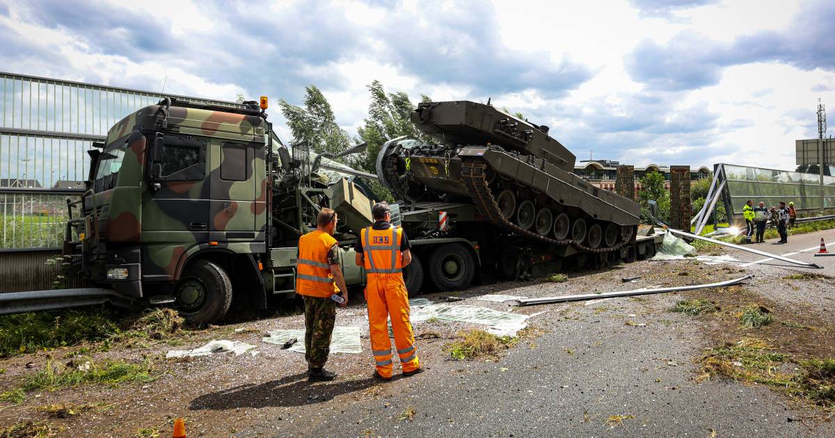 Vrachtwagen van Defensie met tank erop krijgt klapband en ramt geluidsscherm langs A12