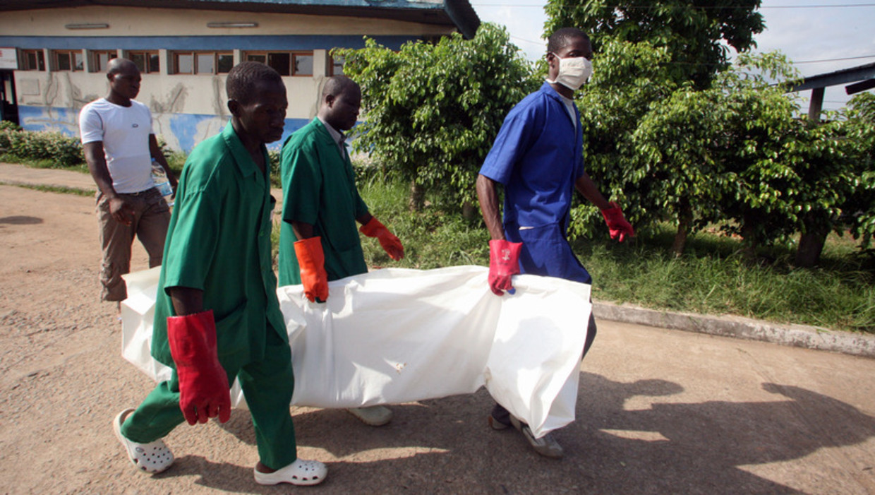 Een slachtoffer van malaria wordt weggedragen in Ivoorkust Beeld ap