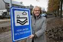 Ook de Beatrixstraat wordt een hemelwaterinfiltratiegebied, laat wethouder Lianne van der Aa met dit bord zien.