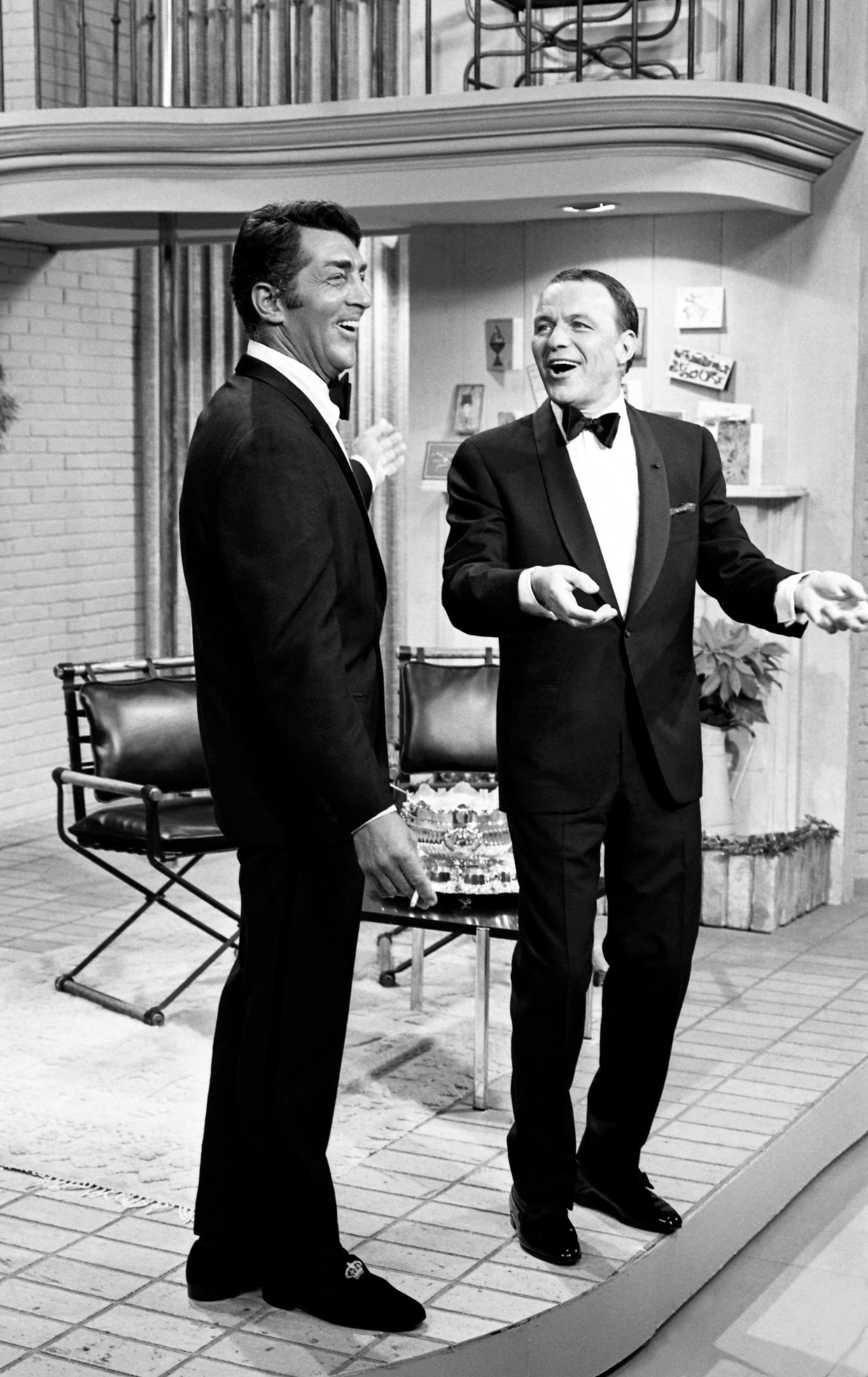 Dean Martin (1917-1995) en Frank Sinatra in The Dean Martin Show.  Beeld Getty 