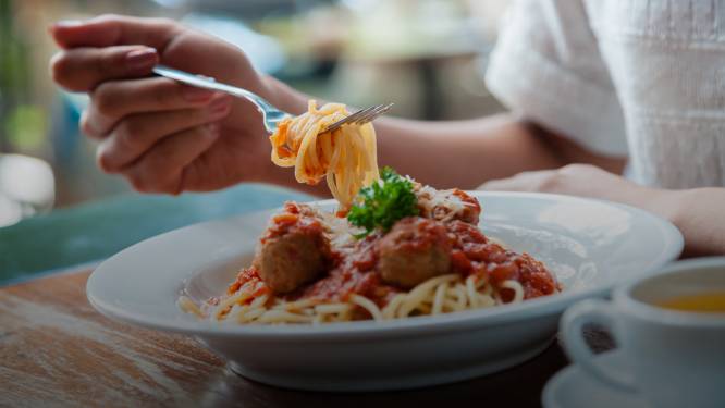 Van verplichte fooi tot brood dat gratis lijkt: dit zijn onverwachte restaurantkosten in het buitenland waar je misschien niet altijd aan denkt