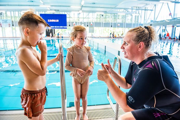 Melissa Dongelmans (r) geeft turbo zwemles in Aquarijn aan Elijah Tuhumena (l) en Joy Kalkhoven.