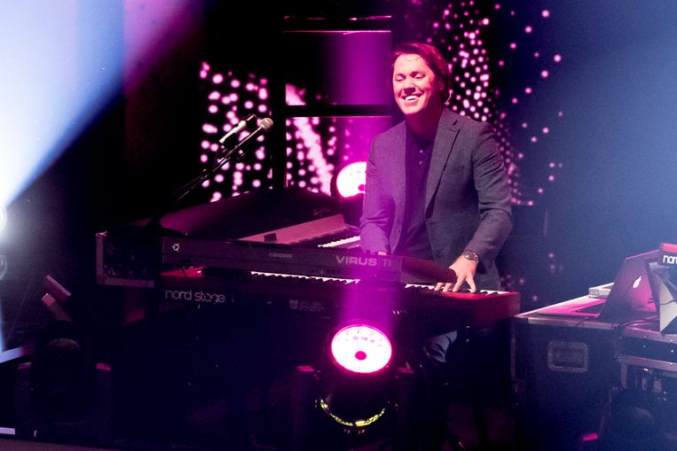 Muzikaal leider Jeroen Rietbergen tijdens de eerste liveshow van The Voice of Holland in 2020 in Hilversum. Beeld ANP