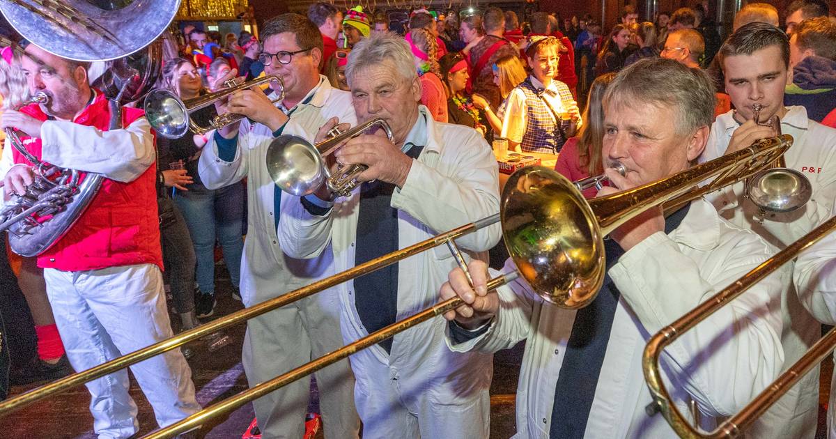 Dweilorkest Windkracht 9 blaast al vijftig jaar de pannen van het dak