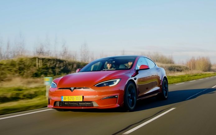 Sloppenwijk knelpunt Plantkunde Roy (33) koos voor de snelste Tesla ooit: 'Bizar, ik heb een achtbaan  gekocht!' | Instagram | AD.nl
