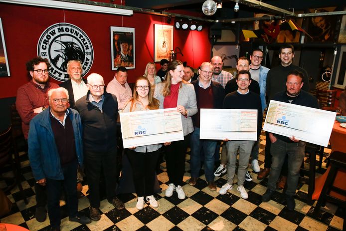 De organisatie van het Burgemeesterfeest Essen schenkt in totaal 2.000 euro aan drie goede doelen: Stichting De Kleine Strijders, Stal Moleneind en de UZA Foundation.