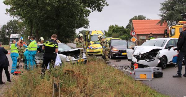 Brandweer knipt dak van auto om bestuurder te bevrijden na ongeluk op N233, weg voorlopig dicht.