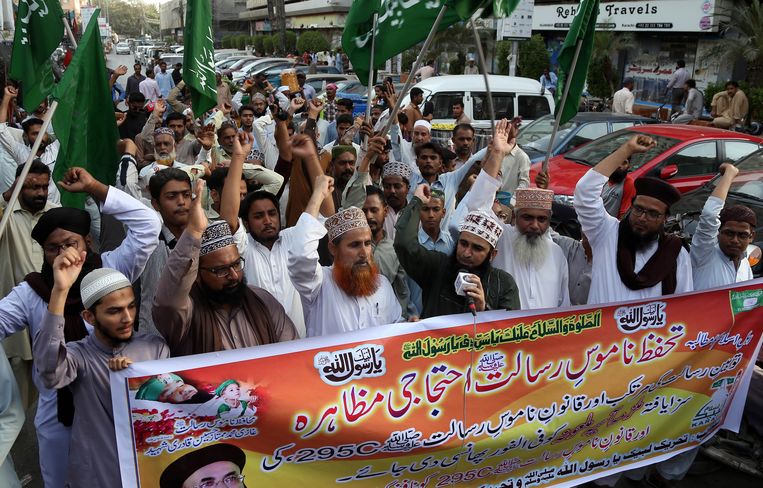 Aanhangers van de islamitische partij Tehrik Labaik Ya Rasool Allah protesteren tegen de vrijlating van Asia Bibi.  Beeld EPA