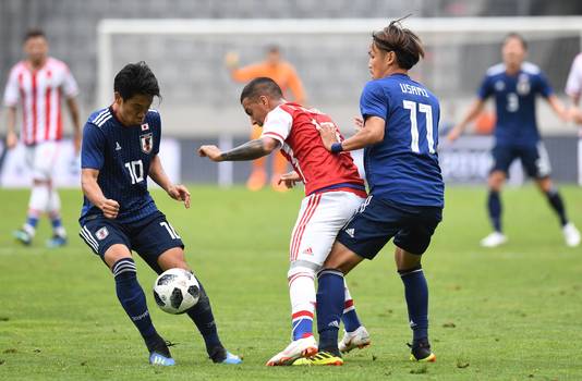 Shinji Kagawa (links) nam Japan op sleeptouw tegen Paraguay.