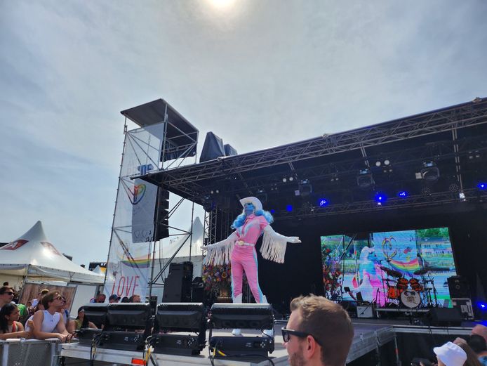 Drag queen Veronika tijdens de Antwerp Pride. Foto getrokken met de Samsung Galaxy Z Flip 4.