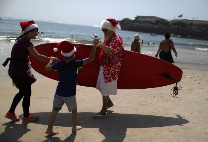 Ook in het Braziliaanse Rio de Janeiro is het zomer. De Kerstman, ofwel Papai Noel, heeft ondanks zijn drukke werkzaamheden toch even tijd gevonden om z'n surfplank te pakken.