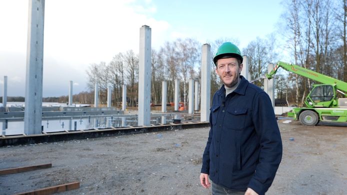 Maikel Claassens, general manager van Beekse Bergen, bij het zwembad in aanbouw.