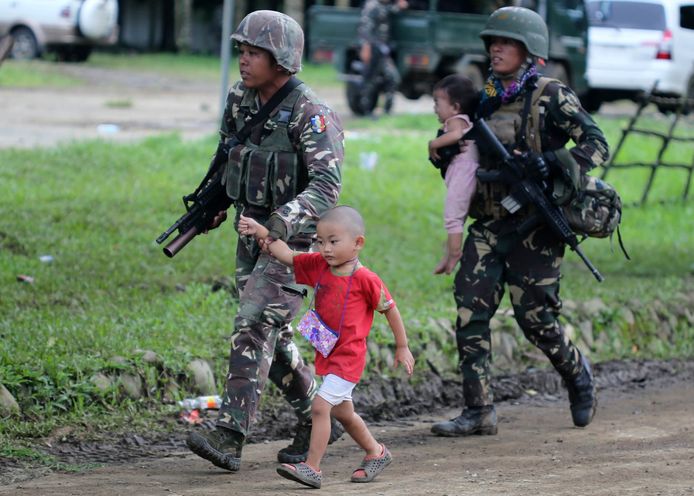 Filipijnse soldaten brengen uit Marawi gevluchte kinderen in veiligheid.