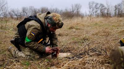 Russisch leger laat slagveld vol mijnen, brokstukken en lijken na, maar heropbouw is begonnen
