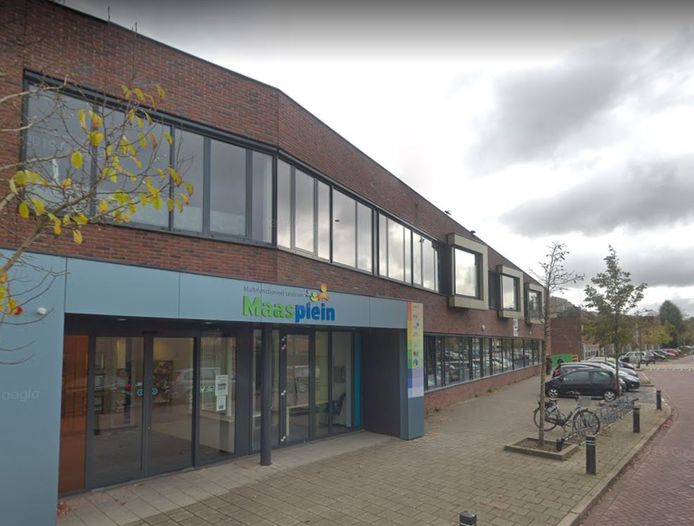 De ouders van het 5-jarige meisje willen dat de school, die is gevestigd in multifunctioneel centrum Maasplein, actie onderneemt.
