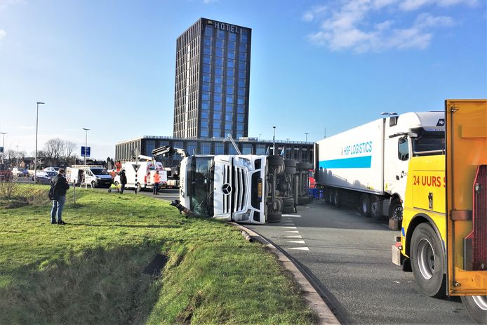 Een vrachtwagen vol varkensvlees is gekanteld op de kruising van de Prins Mauritssingel (N325) met de Graaf Alardsingel in Nijmegen.