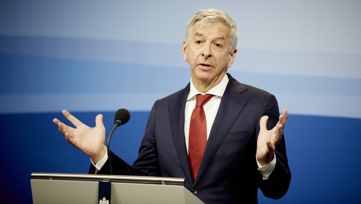 Minister Ronald Plasterk wint de Big Brother award. Beeld anp