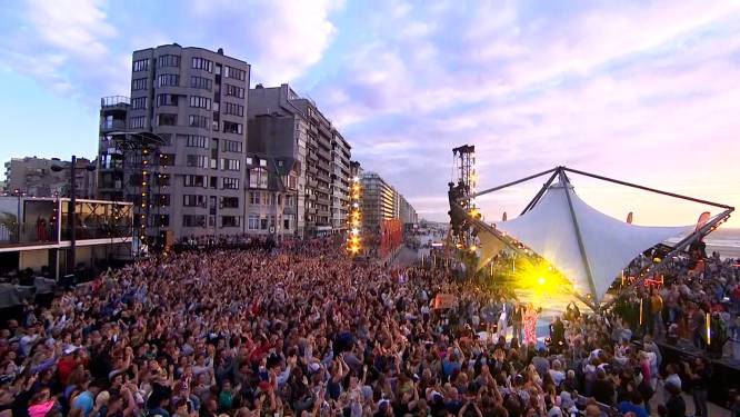 Luchtbeelden tonen mensenzee bij eerste opnames ‘Tien om te zien’: “Vanaf nu meer plaats aan podium én schermen op het strand” 