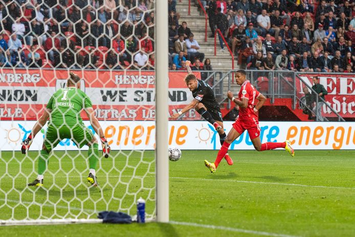Ciro Immobile  is Jayden Oosterwolde te snel af en schiet de bal langs Lars Unnerstall binnen.