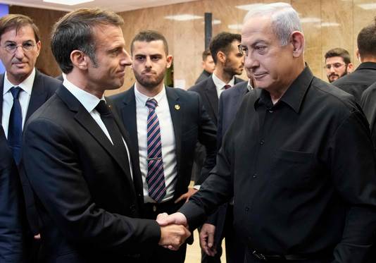 Macron (links) en Netanyahu tijdens een bezoek van de Fransman aan Israël op 24 oktober 2023. 