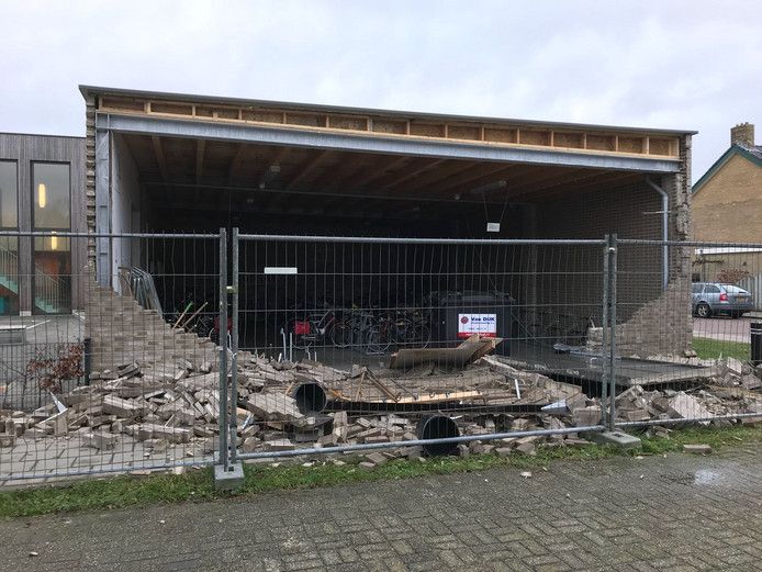 De gevel van de nieuwe fietsenstalling van de Prinses Beatrixschool in de Dronenwijk in Bodegraven is naar beneden gevallen. Foto: Josh Walet