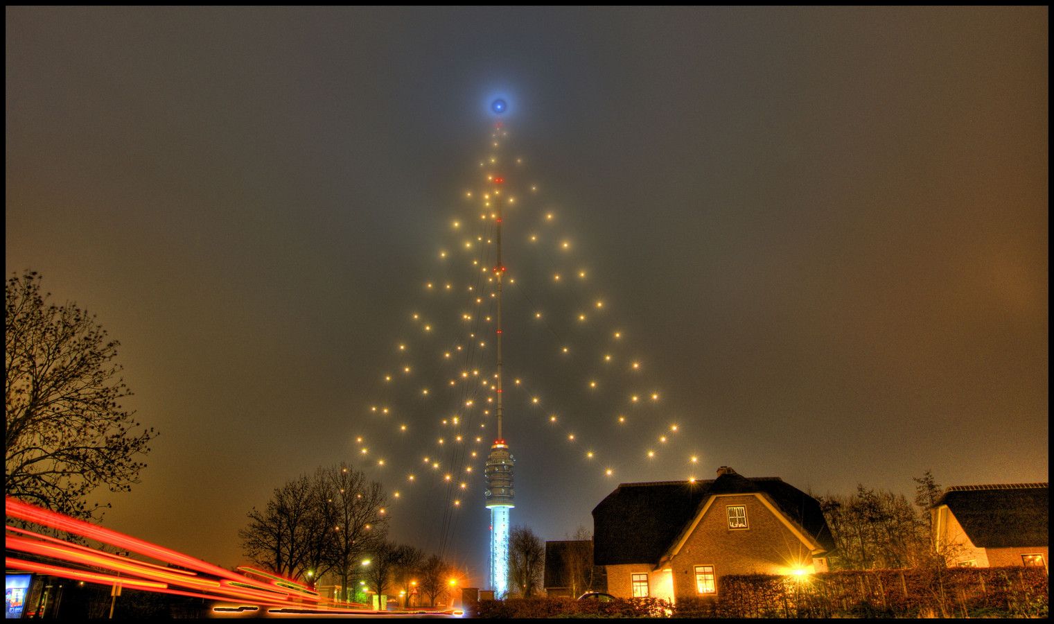 ‘Grootste kerstboom’ in IJsselstein brandt voor de 24ste keer, piek