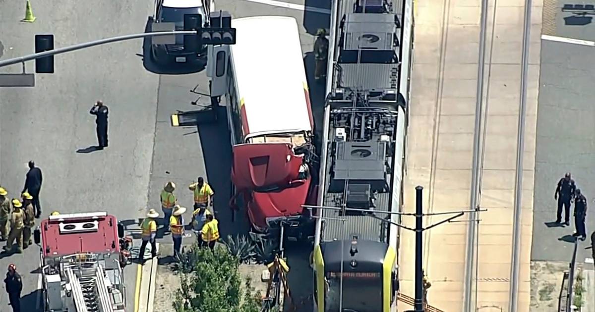 Zeker 55 gewonden bij aanrijding tussen metro en bus in centrum Los Angeles.