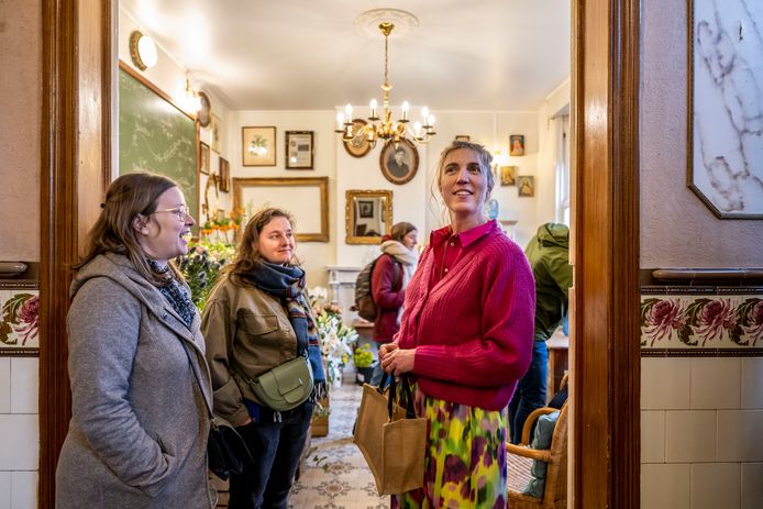Sarah (rechts) verwelkomt de eerste nieuwsgierigen op de nieuwe locatie voor Bar Blomster.