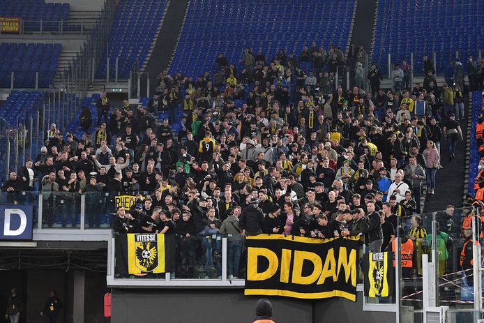 Supporters van Vitesse in het uitvak van AS Roma.