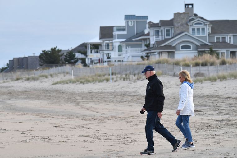 Biden en zijn vrouw Jill op archiefbeeld op het strand van Rehoboth Beach. Beeld AFP