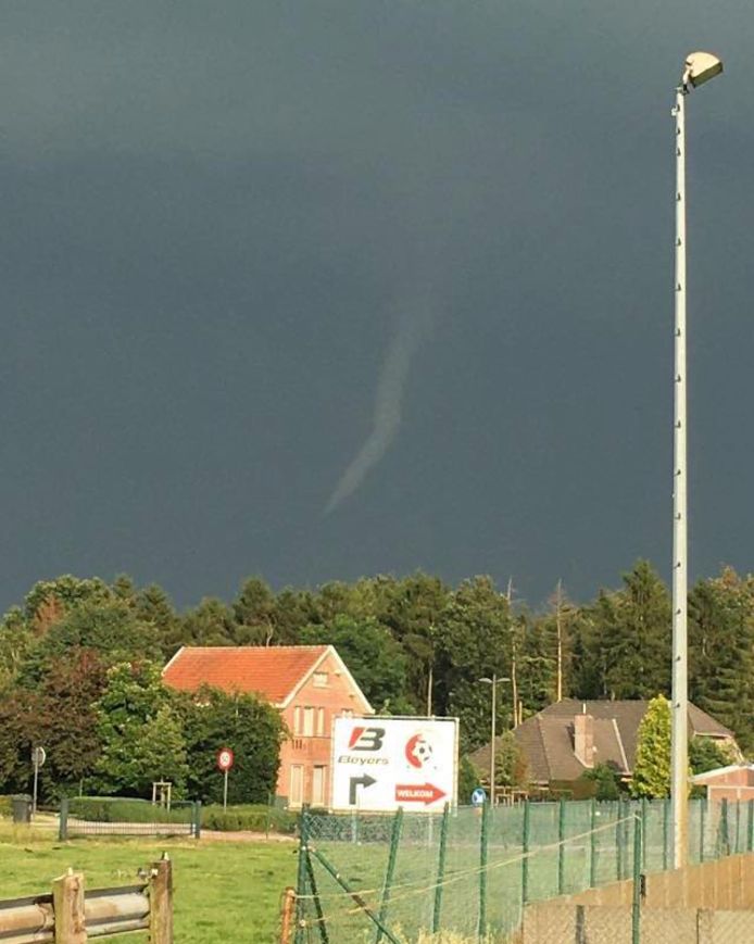 De 'funnel' was van ver te zien, maar bereikte uiteindelijk de grond niet.