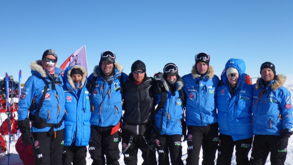 Het Britse team, met prins Harry (vierde van links, met zwarte jack). Beeld epa