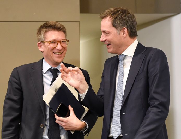Minister van Economie Pierre-Yves Dermagne (PS) samen met premier Alexander De Croo (Open Vld).