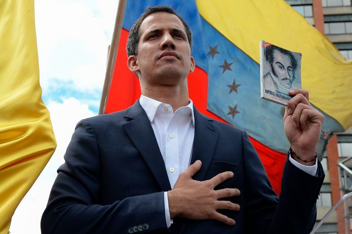 Guaidó legde op straat de eed af in Venezuela.