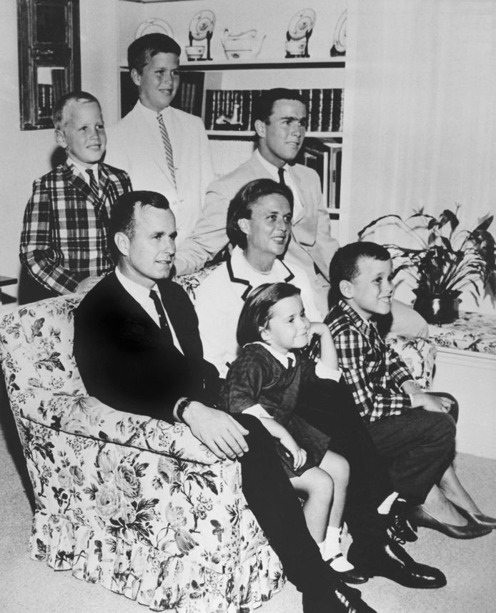 Het gezin Bush, met de vijf kinderen in 1964. Vier jongens en een meisje. Het zesde kindje Robin was toen al overleden.