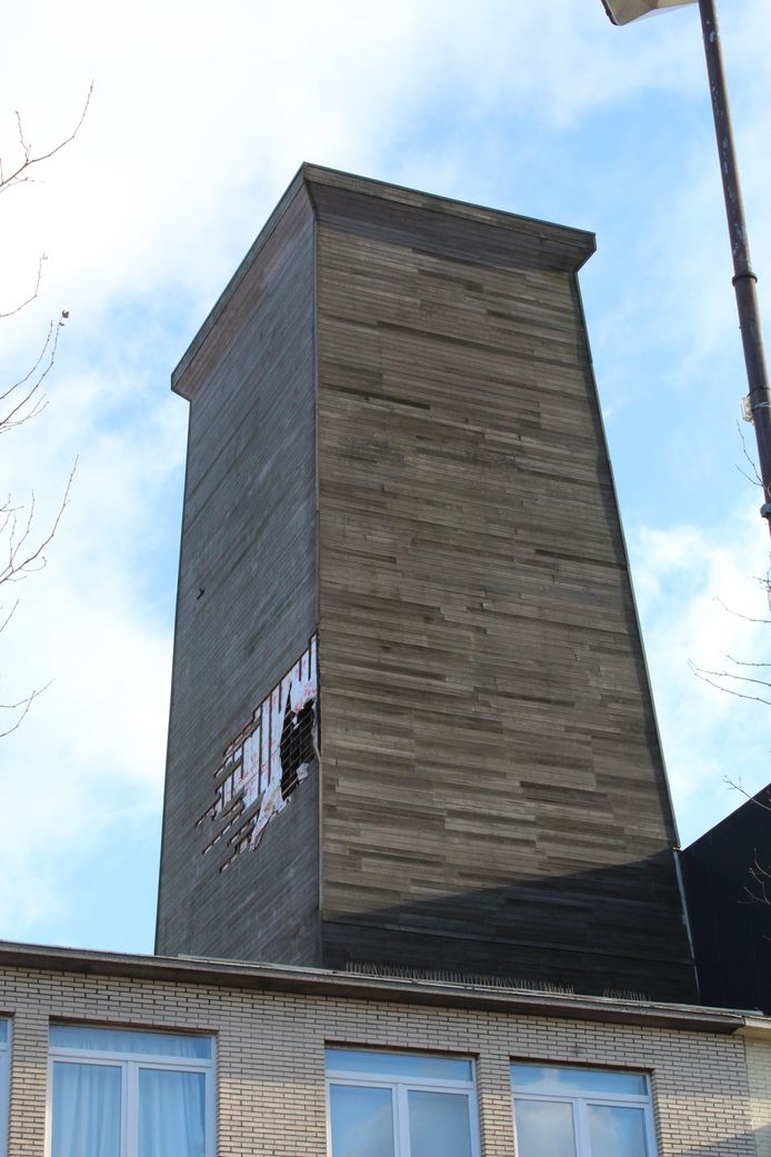 De 'Gaumonttoren' in Zelzate verloor stukken van de houten buitenbekleding.