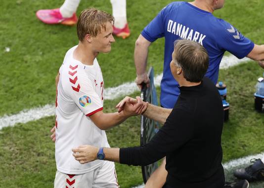 Kasper Dolberg (l) met bondscoach Kapser Hjulmand.