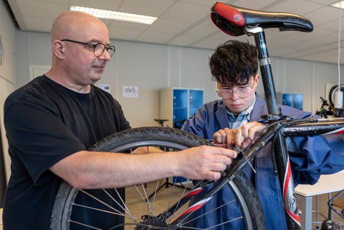 Myla van der Bruggen (15), het eerste meisje dat op Durendael slaagde voor het vak fietstechniek, krijgt aanwijzingen van docent Harrie Mutsaers.