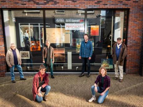 Kunstenaars exposeren werk in etalage in centrum Barneveld