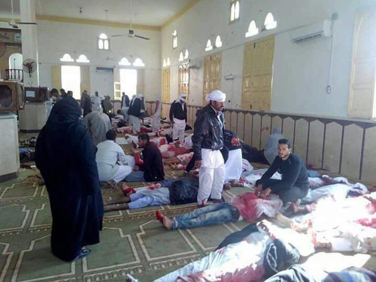 Lichamen van slachtoffers in de gebedsruimte van de moskee. Beeld epa