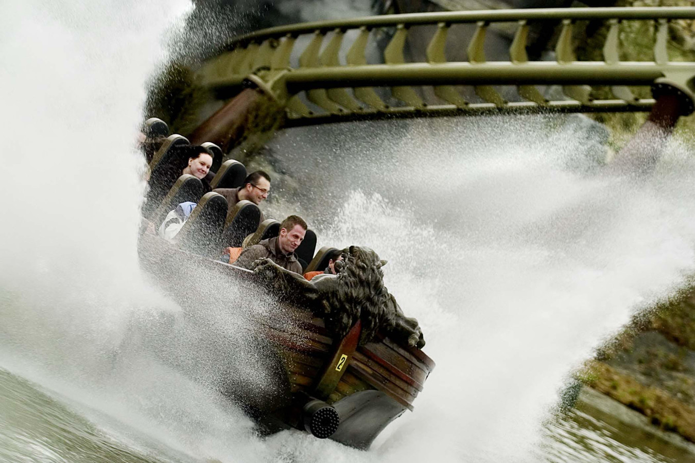 Vliegende Hollander in Efteling dicht door olie in water Foto AD.nl