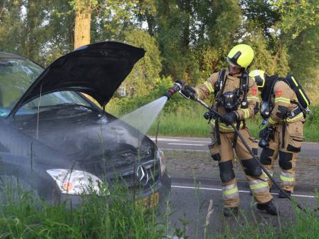 Brandweer blust heet motorblok in Boxtel, weg naar industrieterrein tijdelijk afgesloten